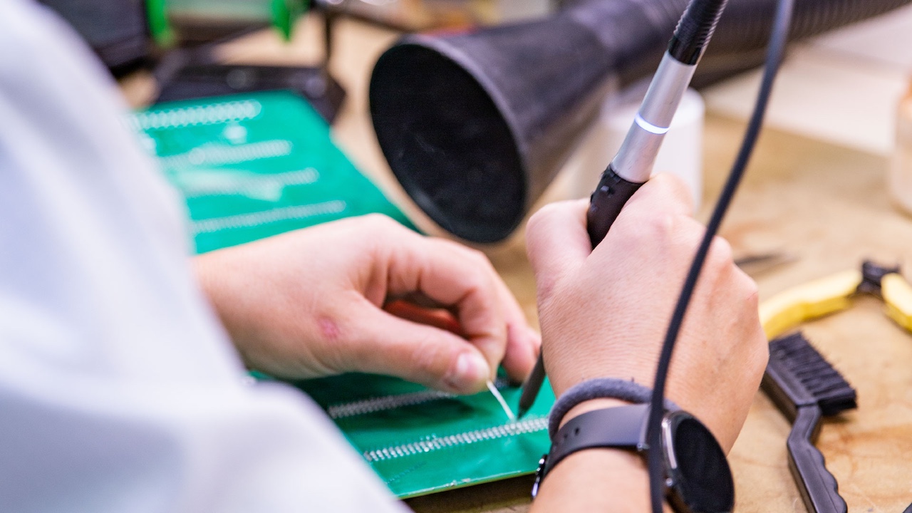 Pourquoi les composants montés en surface (CMS) révolutionnent l’industrie électronique